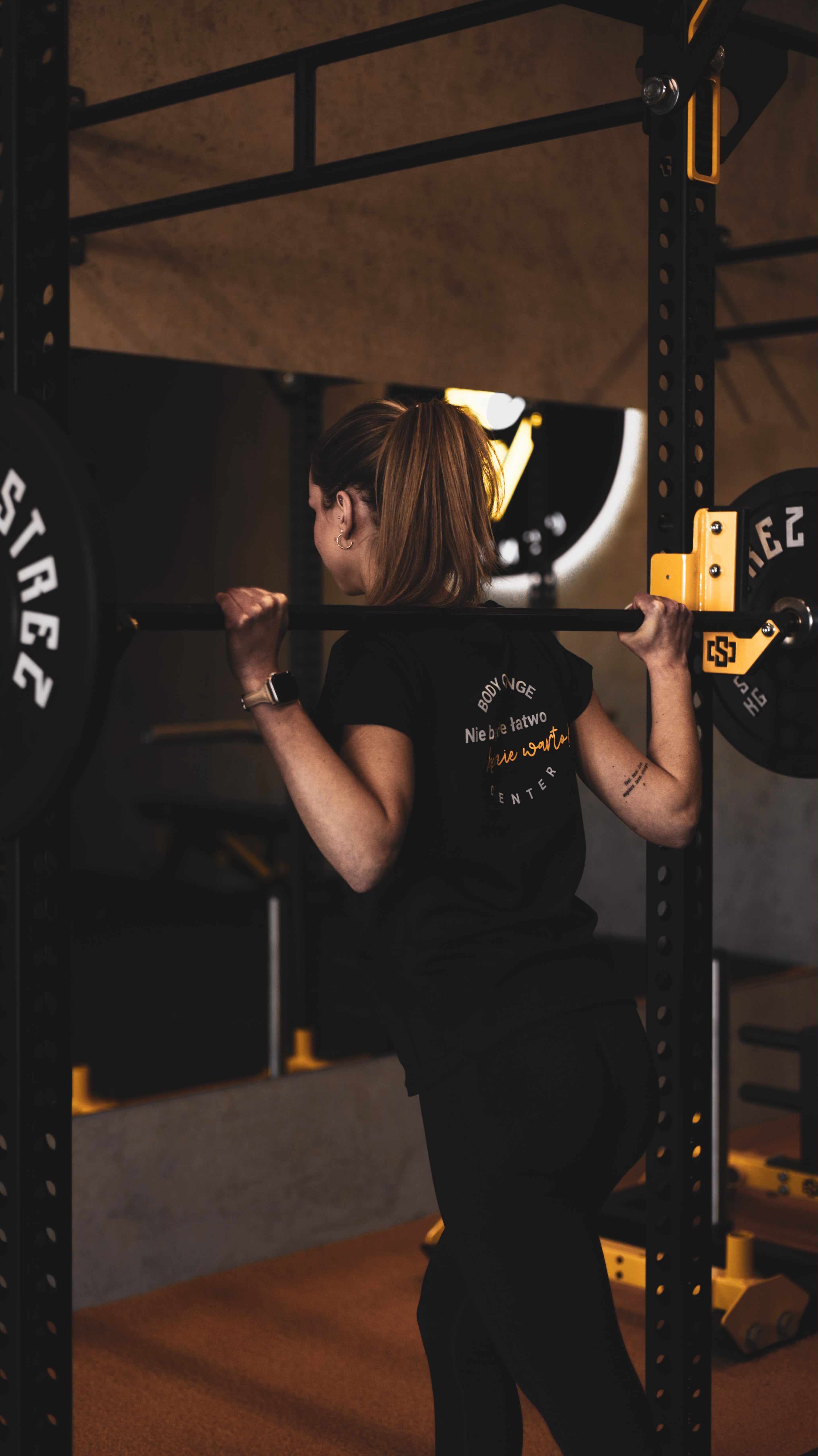 Trener Body Change Center podczas pracy z klientką